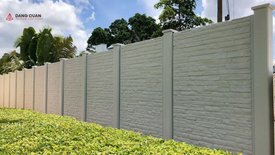 Mẫu hàng rào lưới B40 đẹp kết hợp trụ gỗ tự nhiên, mang vẻ đẹp mộc mạc và gần gũi